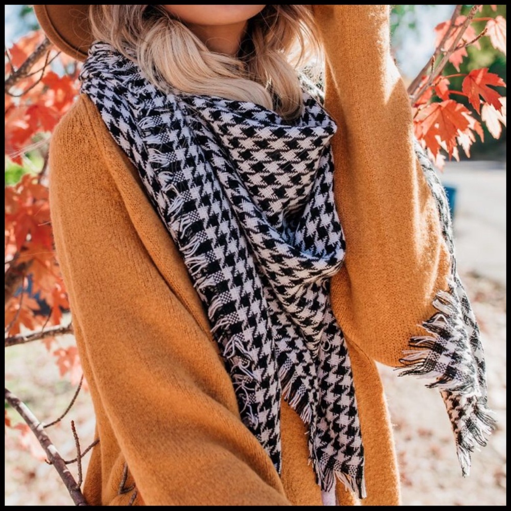 Houndstooth Blanket Scarf - Picture 4 of 4